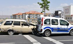 Dur ihtarına uymayan sürücü polis aracına çarptı: 1'i polis, 4 yaralı