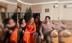 Garipoğlu ailesinin poz verdiği koltukta Münevver Karabulut'un kanı var