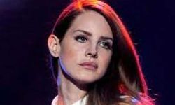 Lana Del Rey, üstsüz poz paylaştı