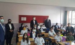 Kaymakamın okul ziyaretini AKP ilçe başkanıyla yapmasına tepki yağdı