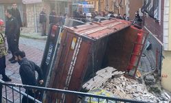 Kağıthane'de devrilen kamyonet panik yarattı