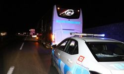 Otomobilin savurduğu taş otobüsteki yolcunun başına isabet etti
