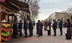 Yurttaşlar sabahın ilk ışıklarıyla kuyrukta: Artık ekmek de yiyemeyeceğiz!