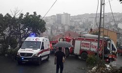 Kamyonet gecekondunun üzerine devrildi! 2 yaralı
