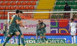 Alanyaspor farklı kazandı, Emre Akbaba'dan bir ilk geldi