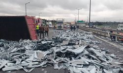 TEM Otoyolu'nda TIR devrildi: Yol ulaşıma kapandı