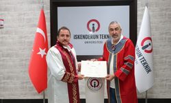 Samet Aybaba 67 yaşında üniversiteden mezun oldu