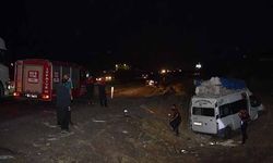 Şanlıurfa'da minibüs ve otomobil çarpıştı: 16 yaralı