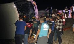 Kamyon ve yolcu otobüsü şarampole devrildi 25 yaralı
