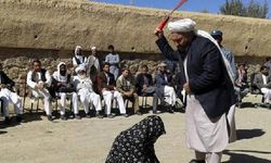 Taliban kadınları stadyumda kırbaçladı