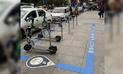 Kadıköy'de kaldırımlara konulan scooterlar toplatılıyor