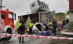 İstanbul'da feci kaza! Hafriyat kamyonu otomobilin üzerine devrildi