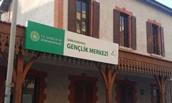 Tarihi istasyona plastik tabela asıldı