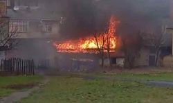 Bağcılar’da yanan metruk gecekondu küle döndü