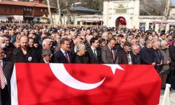 Evinde ölü bulunan eski vekil son yolculuğuna uğurlandı! Neden vefat ettiği öğrenildi