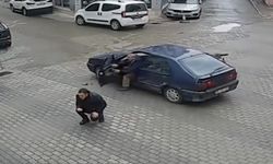 Arabaya çarpan motosikletli takla atıp ayaklarının üzerine düştü