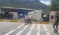 Konya’da feci kaza! Yolcu otobüsü yol temizleme aracına çarptı