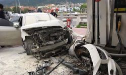 Otomobil akaryakıt istasyonuna daldı
