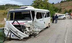 Otomobilin çarptığı işçi servisinde çok sayıda işçi yaralandı