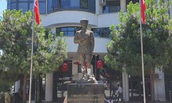 Atatürk heykeline balyozla saldıran saldırgan suç makinesi çıktı! Serbest bırakıldı