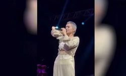 Yıldız Tilbe sahnede peruğunu çıkardı! "Peruk takınca 35 takmayınca 60 oluyorum"