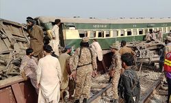 Pakistan'da yolcu treni raydan çıktı! 30 ölü, 90'dan fazla yaralı