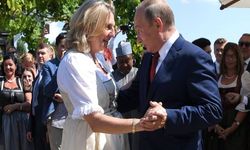 Düğününde Putin'le dans eden eski Avustralyalı bakan Rusya'ya taşındı