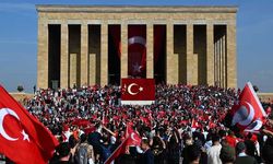 Türkiye, Cumhuriyet'in 100'üncü yılında Ata'sına koştu! Anıtkabir'de ziyaretçi rekoru