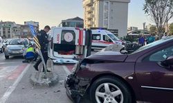 Hasta taşıyan ambulans kazada devrildi! 3 yaralı