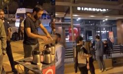 İsrail'i Starbucks önünde ücretsiz kahve dağıtarak protesto ettiler