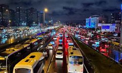 Yağış sonrası İstanbul trafiği kilitlendi! Metrobüs duraklarında yoğunluk oluştu