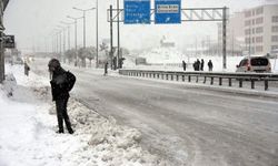 Bitlis'te eğitime kar engeli! Okullar bir gün tatil edildi