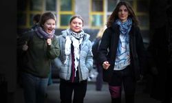 Dünyaca tanınmış iklim aktivisti Greta Thunberg hakim karşısında