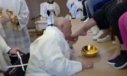 Papa kadın mahkumların ayaklarını yıkayıp öptü