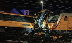 300’den fazla yolcu taşıyan tren başka bir trenle kafa kafaya çarpıştı! 4 ölü, onlarca yaralı