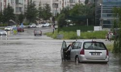 Ankara'yı yine sağanak vurdu! Caddeler göle döndü, araçları suya gömüldü