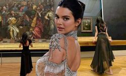 Kendall Jenner'in yalınayak müze gezisi tepki çekti