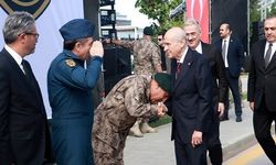 Devletin polisine bak! Emniyet Özel Harekat Başkanı üniforma ile Bahçeli'nin elini öptü rükuya eğildi