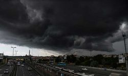 Kara bulutlar İstanbul'u sardı, İBB vatandaşları saat vererek uyardı