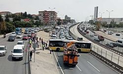 Avcılar'da İETT otobüsü direğe çarptı! Trafik normale döndü