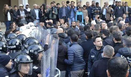 Kayyım atanan Halfeti Belediyesi önündeki protestoda 8 gözaltı