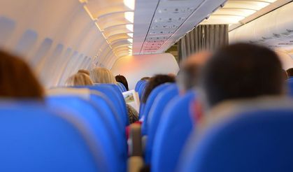 Hostese saldıran yolcu uçaktan aşağıya atladı