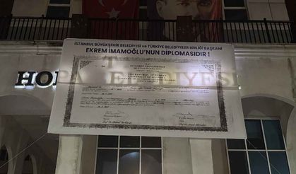İmamoğlu’nun diploması Hopa Belediyesi binasına asıldı