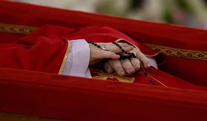 Papa'nın yüzü gösterildi! Elde tesbih parmakta yüzük