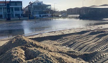 Enez'de deniz taştı; belediye ekipleri çalışma başlattı