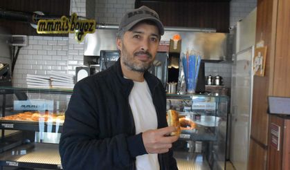 İftarların vazgeçilmezi hurmadan börek yaptı