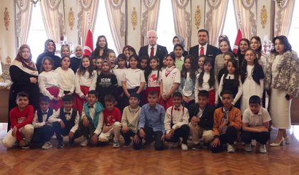 İstanbul Valisi Gül, 23 Nisan'da koltuğunu 2'nci sınıf öğrencisi Asmin Ayşe Aslan'a devretti