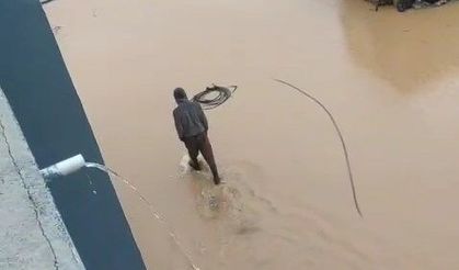 Siirt'te sağanak nedeniyle dere taştı, ev ve arazileri su bastı