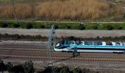 Türkiye'nin ilk hızlı treni saatte 225 kilometre hıza ulaştı