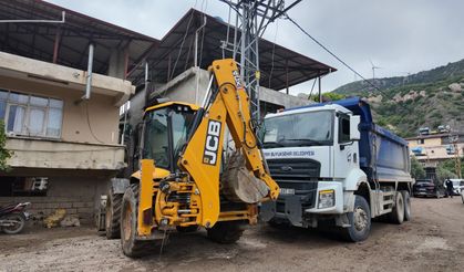 Hatay'da su basan ev ve iş yerleri temizleniyor